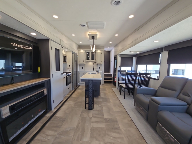 2025 Shasta Phoenix 336RL — photo 3 of 8