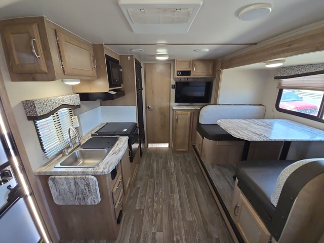 2020 Winnebago Micro Minnie 2108DS — photo 3 of 8