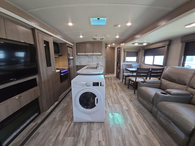 2021 Grand Design Imagine 2970RL — photo 3 of 8