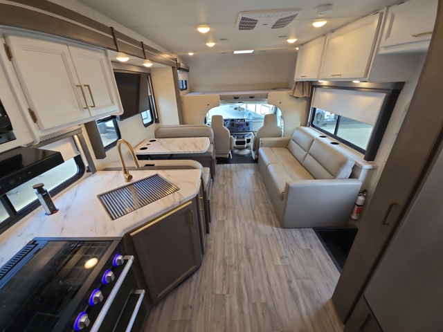 2025 Thor Four Winds 31EV — photo 3 of 8