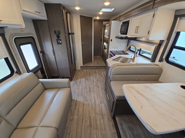 2025 Thor Four Winds 31EV — photo 4 of 8