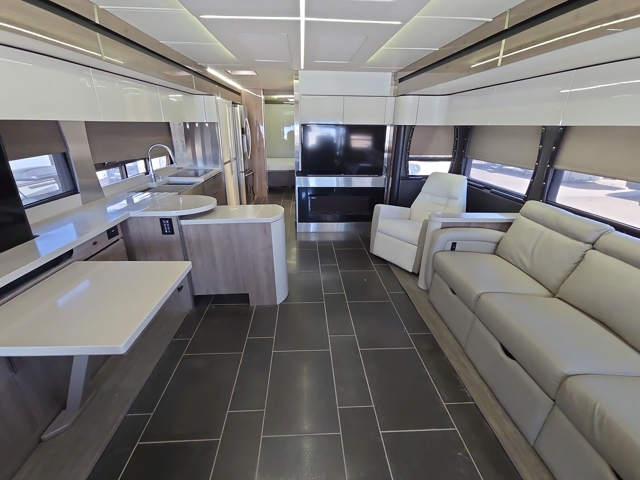 2018 Winnebago Horizon 40A — photo 3 of 8