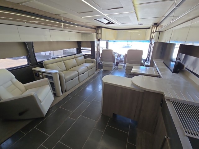2018 Winnebago Horizon 40A — photo 4 of 8