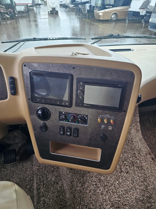 2016 Newmar Canyon Star 3710 — photo 4 of 8