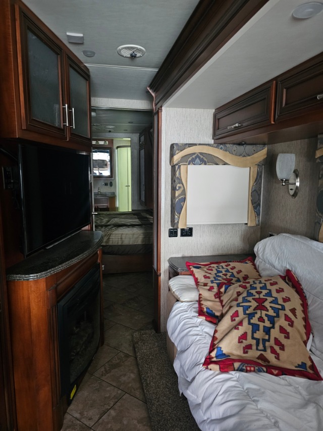 2016 Newmar Canyon Star 3710 — photo 6 of 8