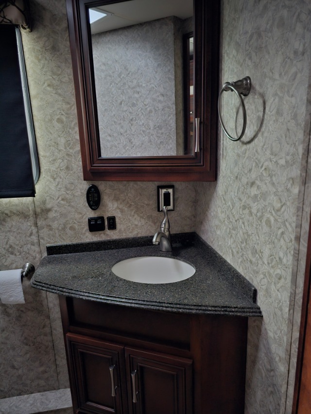 2016 Newmar Canyon Star 3710 — photo 8 of 8