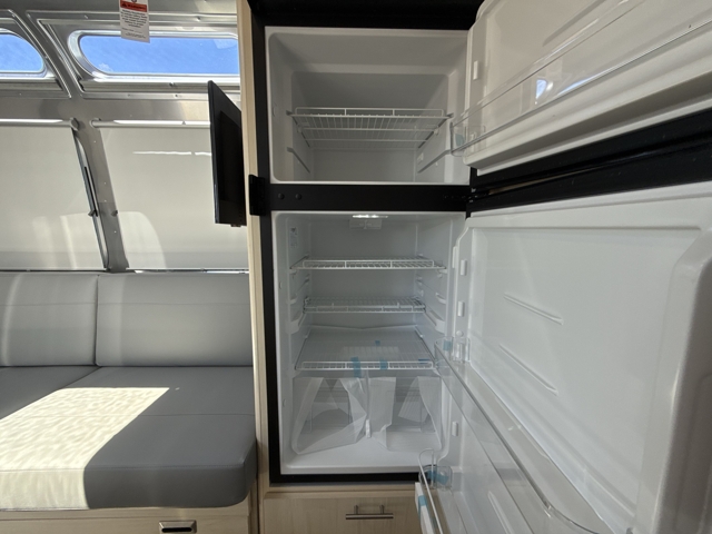 2026 Airstream Flying Cloud 27FB Queen — photo 8 of 8