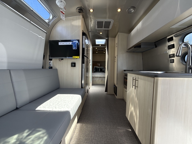 2026 Airstream Flying Cloud 27FB Queen — photo 2 of 8