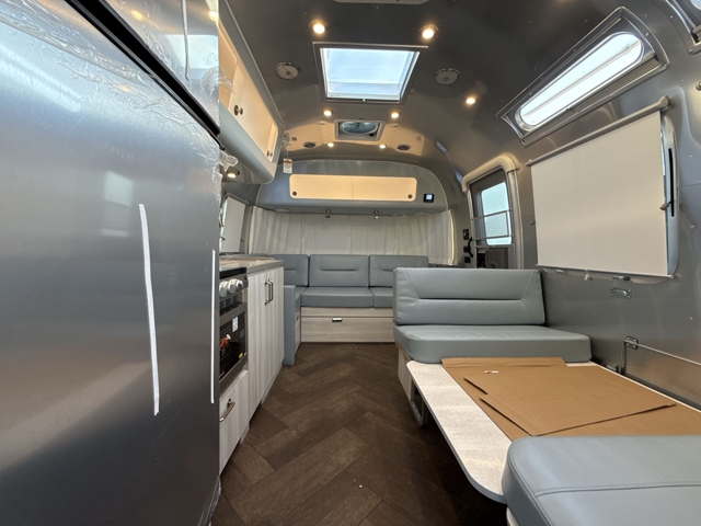 2026 Airstream International 28RB Twin — photo 3 of 8
