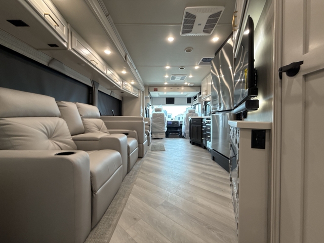 2026 Fleetwood Bounder 35K — photo 3 of 8