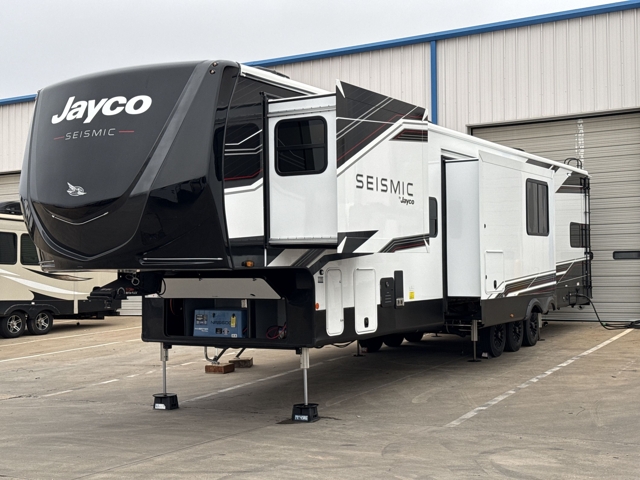 2026 Jayco Seismic 395 — photo 6 of 8
