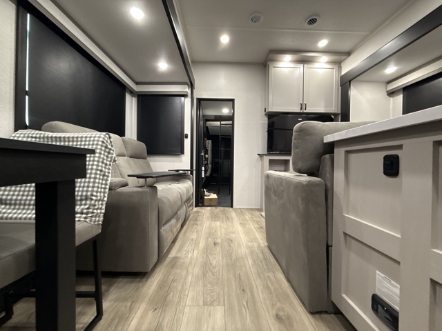 2026 Jayco Seismic 395 — photo 4 of 8