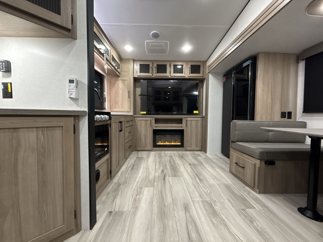 2026 Keystone Coleman Legacy 2400REX — photo 4 of 8
