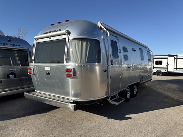 2026 Airstream Flying Cloud 27FB Twin — photo 7 of 8