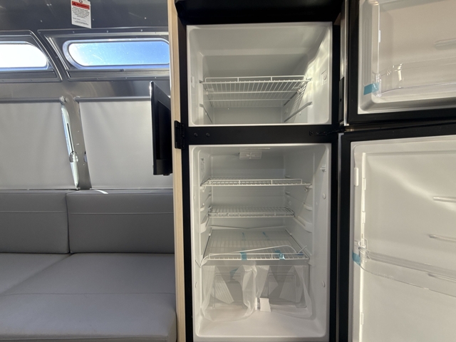 2026 Airstream Flying Cloud 27FB Twin — photo 8 of 8