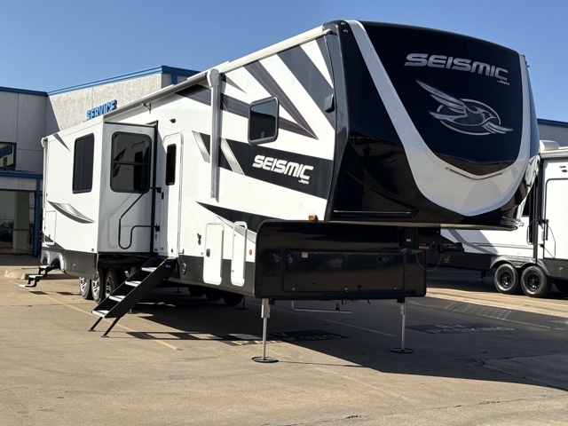 2025 Jayco Seismic 399 — photo 1 of 8