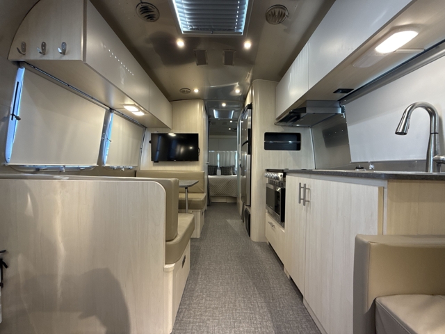 2023 Airstream Flying Cloud 28RB Queen — photo 3 of 8
