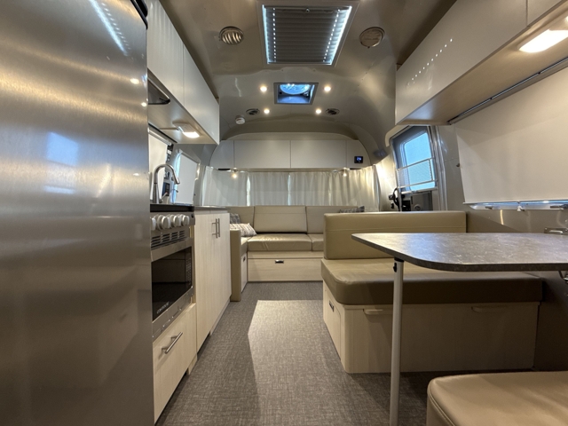 2023 Airstream Flying Cloud 28RB Queen — photo 4 of 8