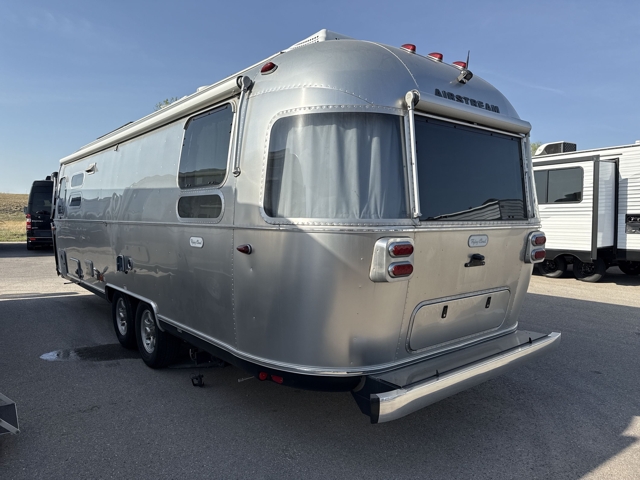 2023 Airstream Flying Cloud 28RB Queen — photo 7 of 8