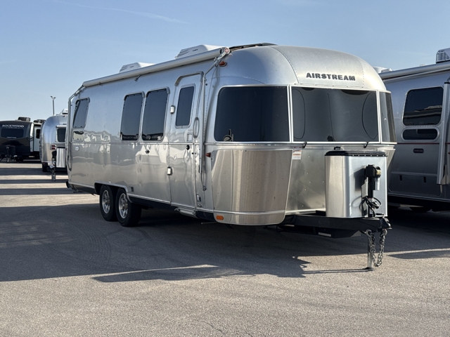 2023 Airstream Flying Cloud 28RB Queen — photo 1 of 8