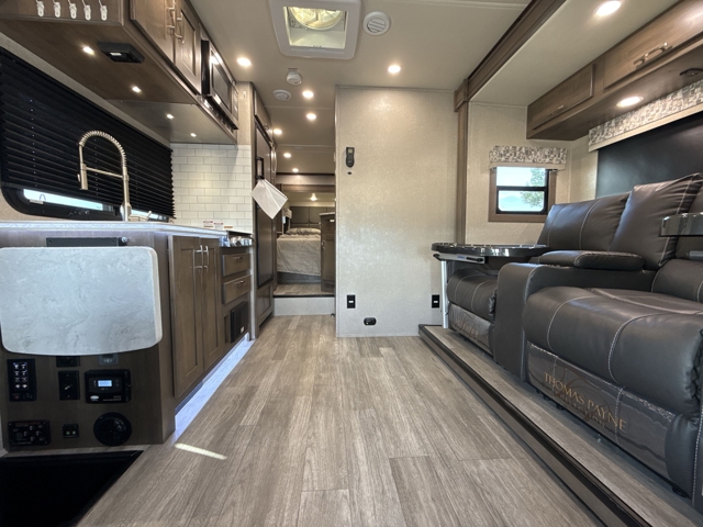 2022 Dynamax Isata 3 24RW — photo 3 of 8