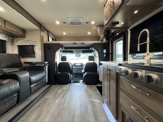 2022 Dynamax Isata 3 24RW — photo 4 of 8