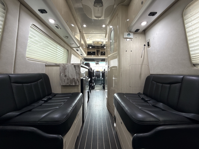 2015 Airstream Interstate 3500 Lounge — photo 3 of 8