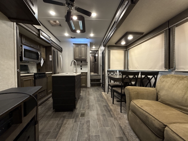 2018 Keystone Montana High Country 365BH — photo 4 of 8
