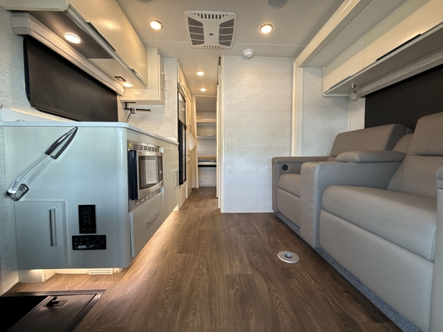 2020 Tiffin Wayfarer 25QW — photo 2 of 8