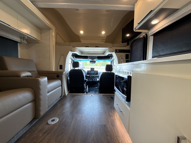 2020 Tiffin Wayfarer 25QW — photo 3 of 8