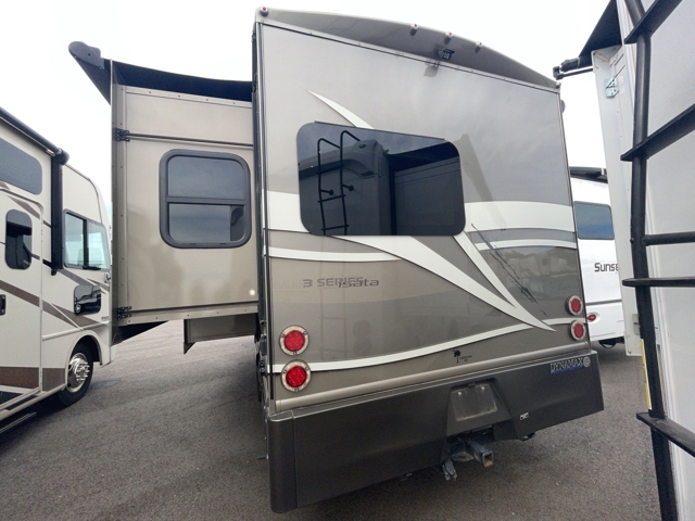 2018 Dynamax Isata 3 24FWM — photo 7 of 8