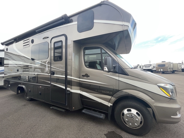 2018 Dynamax Isata 3 24FWM — photo 5 of 8