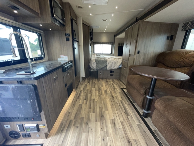 2018 Dynamax Isata 3 24FWM — photo 2 of 8