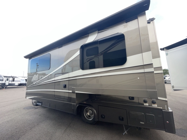 2018 Dynamax Isata 3 24FWM — photo 6 of 8