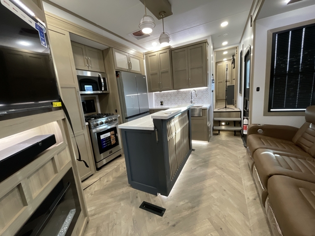 2026 Keystone Raptor 352 — photo 4 of 8