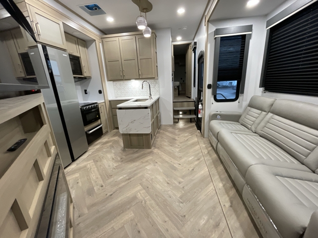 2026 Keystone Carbon 368 — photo 4 of 8