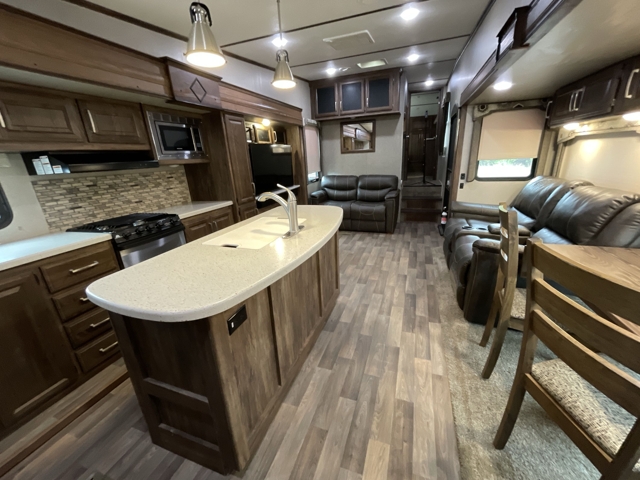 2018 Keystone Cougar 341RKI — photo 4 of 8