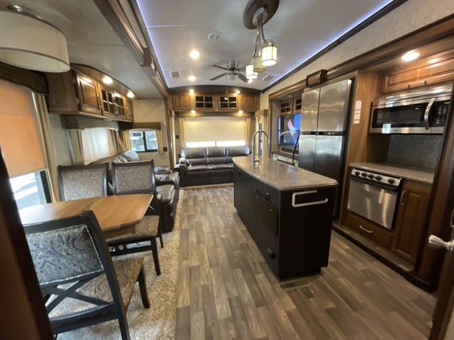 2017 Keystone Montana 3950BR — photo 3 of 8