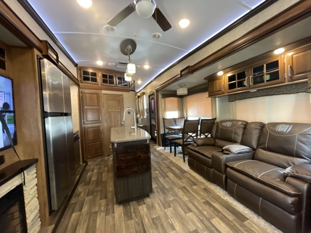 2017 Keystone Montana 3950BR — photo 4 of 8