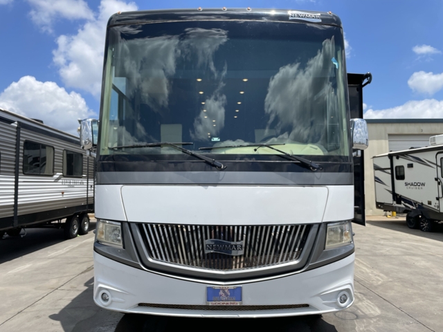 2017 Newmar Canyon Star 3953 — photo 4 of 8