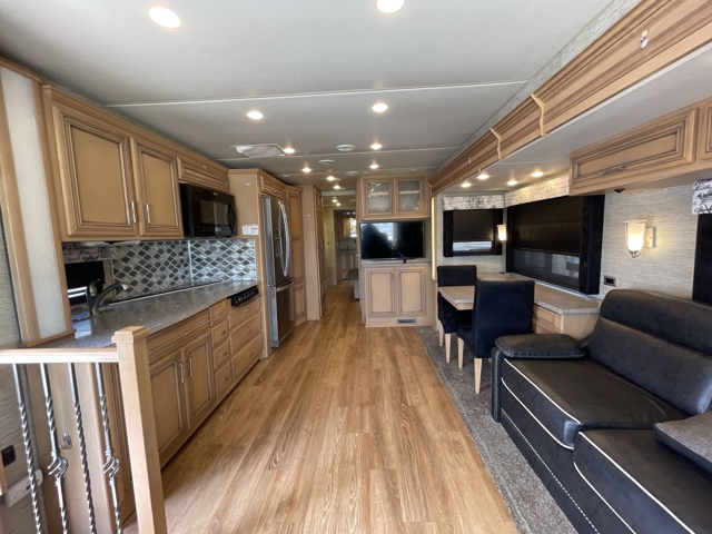 2017 Newmar Canyon Star 3953 — photo 2 of 8