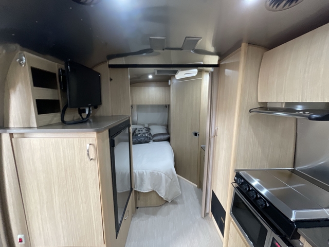 2017 Airstream Flying Cloud 19 — photo 3 of 8
