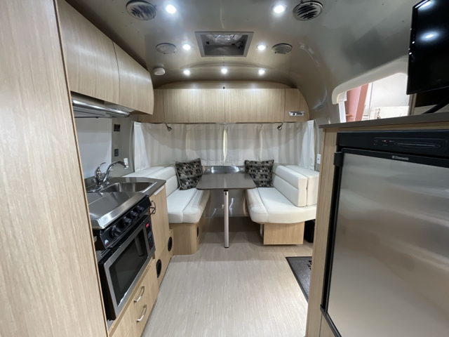 2017 Airstream Flying Cloud 19 — photo 4 of 8