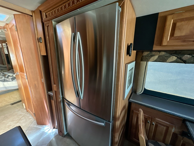 2008 Tiffin Phaeton 40QTH — photo 2 of 8