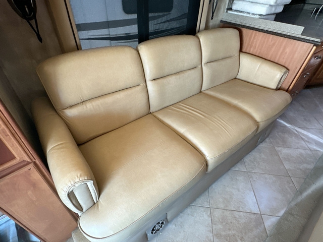 2008 Tiffin Phaeton 40QTH — photo 3 of 8