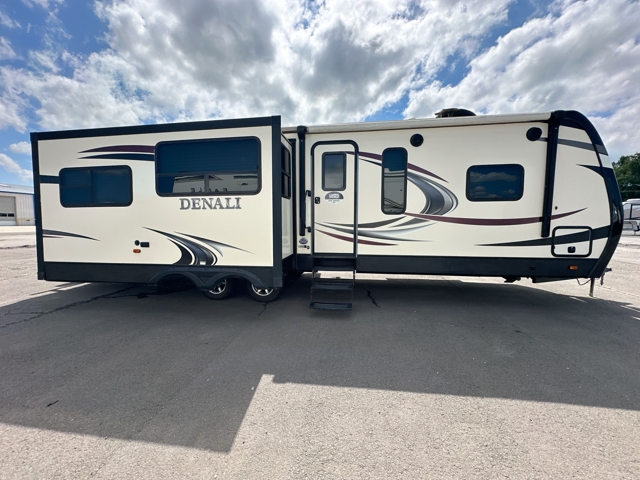 2017 Dutchmen Denali 325RL — photo 6 of 8