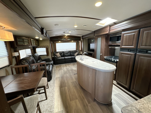 2017 Dutchmen Denali 325RL — photo 3 of 8