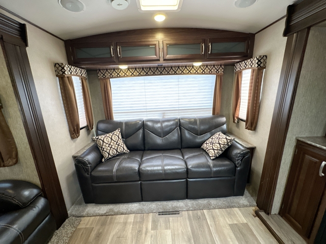 2017 Dutchmen Denali 325RL — photo 4 of 8