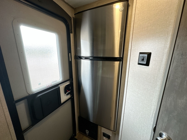 2022 Coachmen Catalina Summit 184FQS — photo 8 of 8