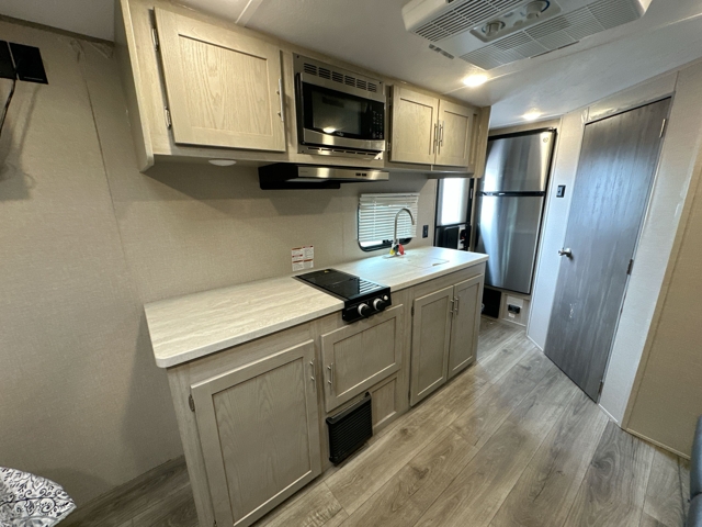 2022 Coachmen Catalina Summit 184FQS — photo 7 of 8
